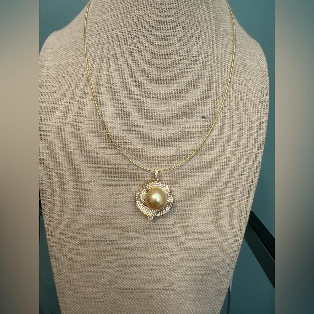 South Sea Pearl pendant with necklace.